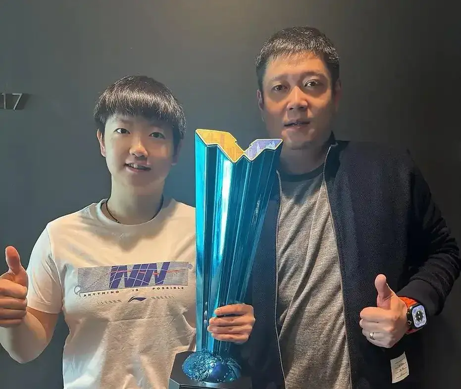 数魅优配 邱贻可和孙颖莎合影，庆祝夺冠，师徒二人释放压力