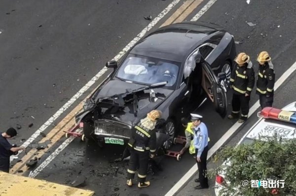 满江红配资 陈震劳斯莱斯闪灵ACC失效撞车！采用宝马智驾系统